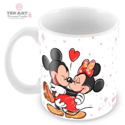 Caneca de cerâmica branca com estampa em vermelho da frase "Amar é fazer nas nossas vidas uma só vida". A caneca é ideal para presentear casais apaixonados.