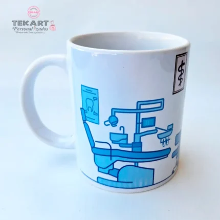 Imagem de uma caneca branca com estampa personalizada de médico dentista, com ícones de ferramentas odontológicas e símbolos da área da saúde."