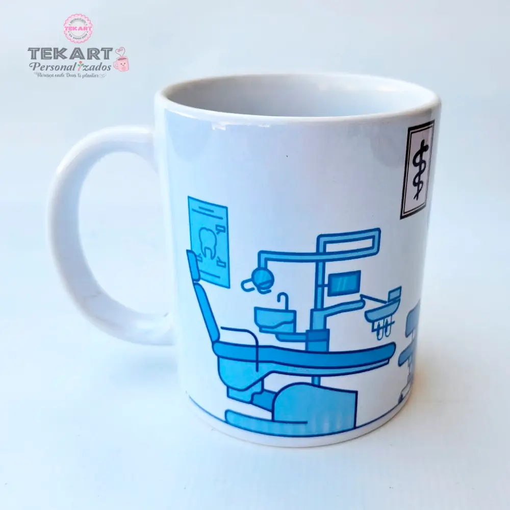 dentista-azul-4 Imagem de uma caneca branca com estampa personalizada de médico dentista, com ícones de ferramentas odontológicas e símbolos da área da saúde."