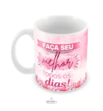 Caneca personalizada estampa rosa com frases inspiradora para amiga querida: 'Faça seu melhor todos os dias' de um lado e 'Amizade verdadeira é rara, mas é para a vida toda' do outro."