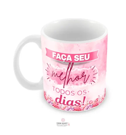 Caneca personalizada estampa rosa com frases inspiradora para amiga querida: 'Faça seu melhor todos os dias' de um lado e 'Amizade verdadeira é rara, mas é para a vida toda' do outro."