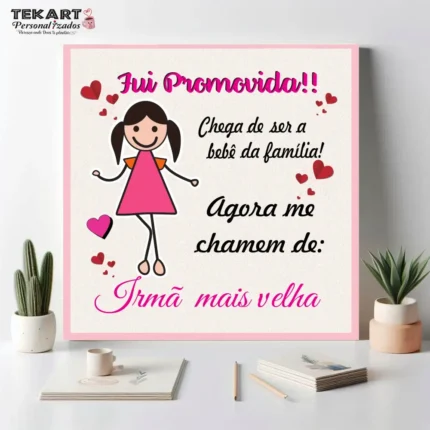 Azulejo personalizado com a frase 'Fui promovida! Chega de ser o bebê da família. Agora me chamem de irmã mais velha', ideal para decoração divertida.
