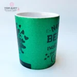 Imagem de uma caneca com glitter verde, estampa de árvore em preto e a frase 'Nenhuma beleza brilha mais que um coração bom