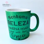Imagem de uma caneca com glitter verde, estampa de árvore em preto e a frase 'Nenhuma beleza brilha mais que um coração bom