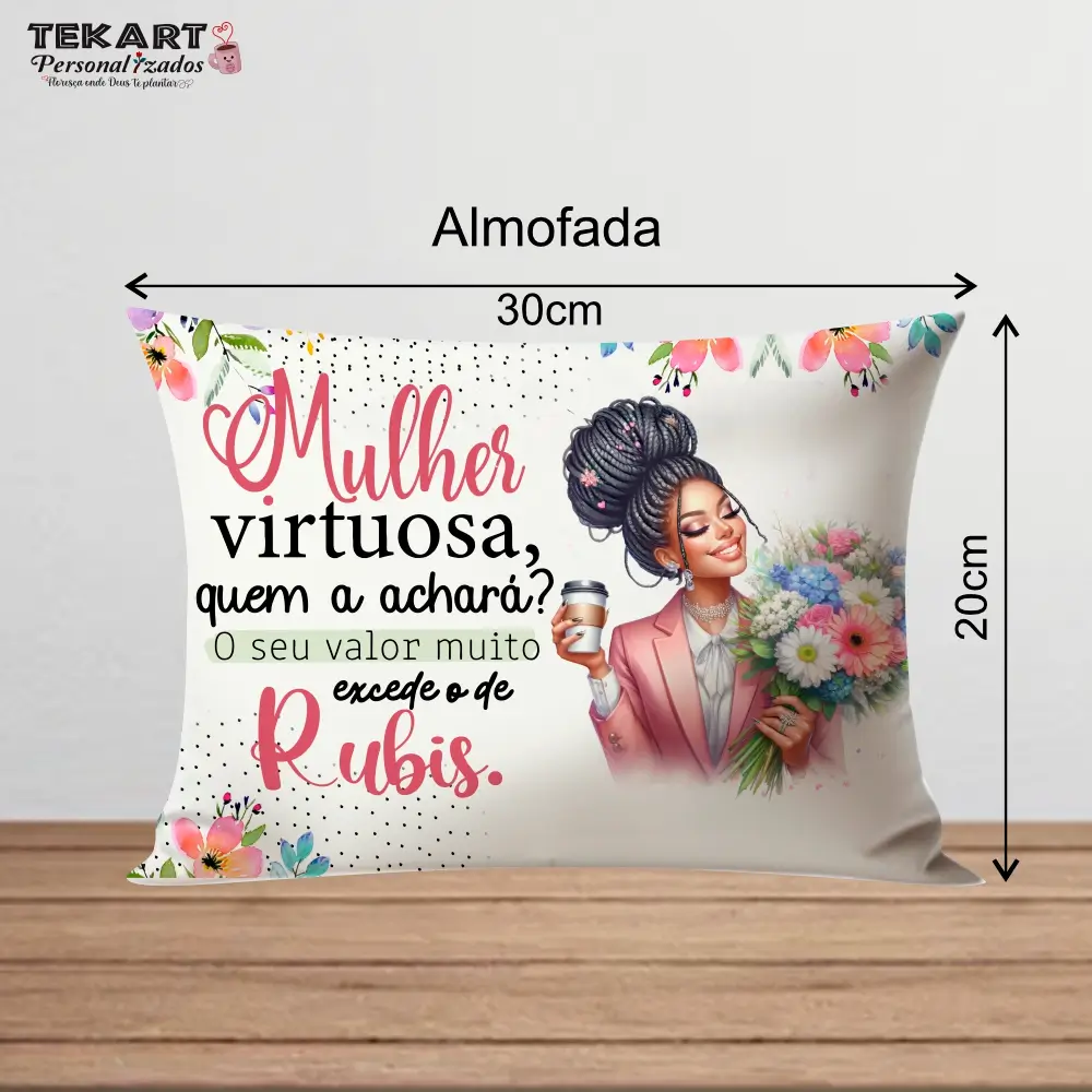 mulher-virtuosa0mk Almofada decorativa 20x30 com a mensagem inspiradora 'Mulher virtuosa, quem a achará? Seu valor muito excede ao de rubis.' Ideal para presentear mulheres fortes e admiradas, com acabamento suave e resistente.