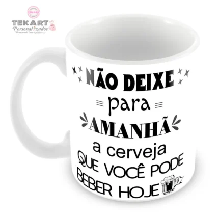 Caneca de cerâmica branca com estampa em preto da frase "Não deixe para amanhã a cerveja que vc pode beber hoje". A caneca possui um design divertido e descontraído.