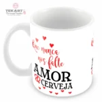 Caneca de cerâmica branca com estampa em preto da frase "Que nunca falte amor e cerveja". A caneca possui um design divertido e descontraído, ideal para os amantes de cerveja.