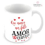 Caneca de cerâmica branca com estampa em preto da frase "Que nunca falte amor e cerveja". A caneca possui um design divertido e descontraído, ideal para os amantes de cerveja.