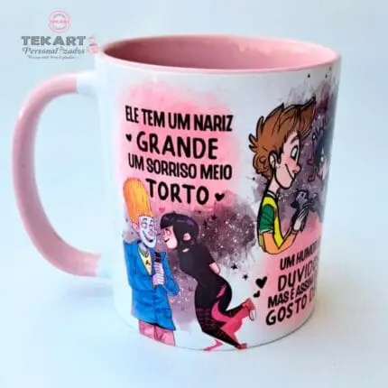 Com um toque divertido e original, essa caneca com alça rosa traz a frase 'Ele tem um nariz torto, um sorriso largo'. Perfeita para quem aprecia um toque de humor e personalidade na rotina, é uma ótima escolha para presentear ou dar um toque descontraído aos momentos de pausa!"