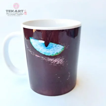Caneca personalizada com estampa de olhos em fundo preto