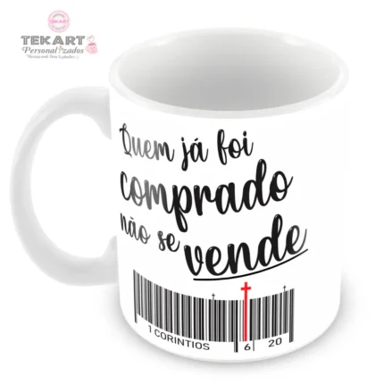 Caneca de cerâmica branca com frase 'Quem foi comprado não se vende'