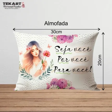 Almofada 20x30 com a frase 'Seja você, por você e para você'. Um toque de inspiração para lembrar da importância do autocuidado e autenticidade em seu espaço