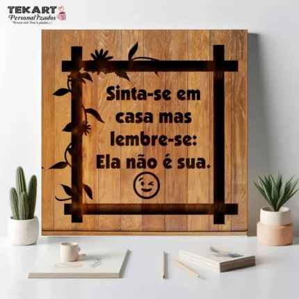 Azulejo personalizado com a frase 'Sinta-se em casa, mas lembre-se: ela não é sua', ideal para decoração e presentes.