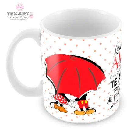 Caneca de cerâmica com a frase 'Meu amor não será passageiro. Te amarei de janeiro a janeiro.' sobre um fundo suave e romântico. com desenho apaixonado da Minie e Mickey.
