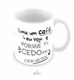 Imagem de caneca divertida com a frase 'Tomar café eu vou porque é muito cedo para cerveja', em fundo claro, destacando o design alegre e humorístico