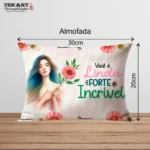 Almofada 20x30 com a mensagem 'Você é linda, forte e incrível'. Um presente motivador para alguém especial, trazendo conforto e inspiração ao ambiente