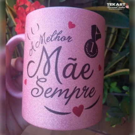 Imagem de uma caneca com glitter rosa, estampa com a frase A melhor mãe sempre.