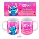 Mockup da caneca personalizada inspirada no Stitch, mostrando os dois lados da arte com a ilustração do personagem e a frase "Ohana quer dizer família", desenvolvida pela Tekart Personalizados.