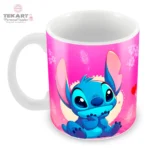 Caneca personalizada com ilustração fofa inspirada no Stitch, ideal para presentear fãs do personagem em aniversários, Natal e outras datas especiais.