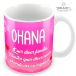Arte digital para caneca personalizada inspirada no Stitch com a frase "Ohana quer dizer família e família quer dizer nunca abandonar ou esquecer", ideal para presentear pessoas especiais.