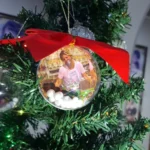 Enfeite de bola de Natal personalizada produzido pela Tekart Personalizados, ideal para decorar a árvore de Natal ou presentear em datas especiais.