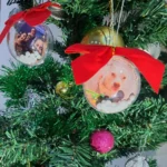 Bola de Natal personalizada com foto, ideal para decorar a árvore de Natal ou presentear familiares e amigos com uma lembrança exclusiva produzida pela Tekart Personalizados.