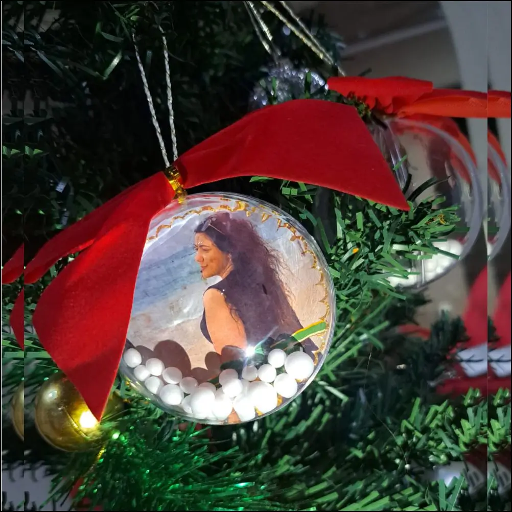 Bola de Natal Personalizada com Laço Vermelho e Foto | Tekart Personalizados Bola de Natal personalizada com foto, decorada com laço vermelho e bolinhas de isopor, criando um enfeite natalino exclusivo produzido pela Tekart Personalizados.