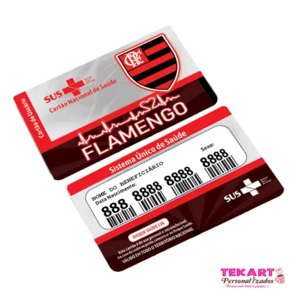 Arte digital personalizada para cartão do SUS com tema Flamengo. O cliente envia seus dados para personalização e recebe um design exclusivo produzido pela Tekart Personalizados