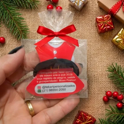Brinde corporativo de Natal personalizado com vestido de Mamãe Noel em papel fotográfico, xuxinha de cabelo, mensagem de agradecimento, embalagem individual e personalização com logotipo, telefone e Instagram da empresa.
