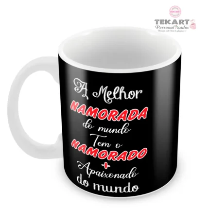 Caneca personalizada para namorada com frase A Melhor Namorada do Mundo em fundo preto e detalhes vermelhos.