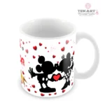 Caneca romântica com ilustração de casal apaixonado cercado por corações vermelhos