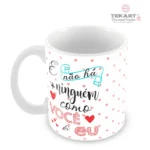 Caneca romântica lado direito com frase E Não Há Ninguém Como Você e Eu decorada com corações