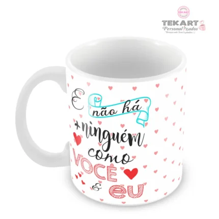 Caneca romântica lado direito com frase E Não Há Ninguém Como Você e Eu decorada com corações