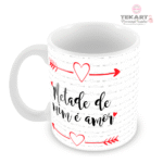 Caneca branca com a frase Metade de Mim é Amor decorada com corações e flechas vermelhas.