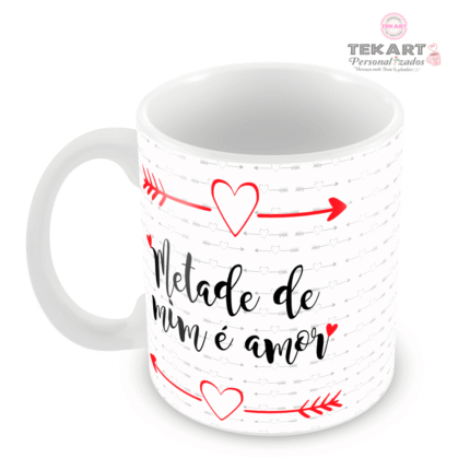 Caneca branca com a frase Metade de Mim é Amor decorada com corações e flechas vermelhas.