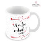 Caneca branca com a frase Outra Metade é Você decorada com corações vermelhos e flechas românticas.