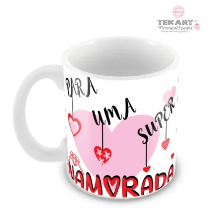 Caneca personalizada para namorada com frase Para Uma Super Namorada e estampa romântica com corações.