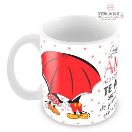 Caneca personalizada romântica para namorada com frase Que o Meu Amor Não Será Passageiro e ilustração de casal apaixonado.